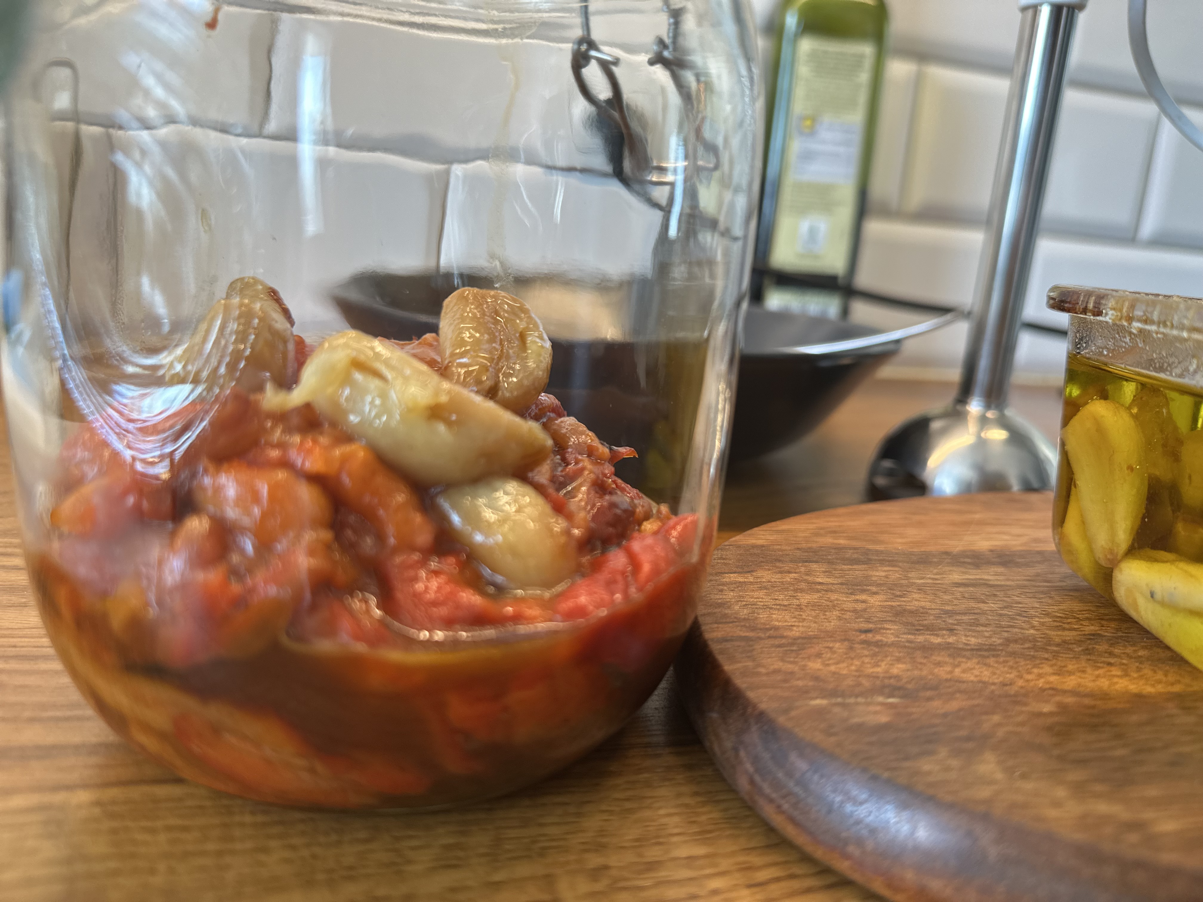 Pieczone papryki i czosnek przygotowane do blendowania