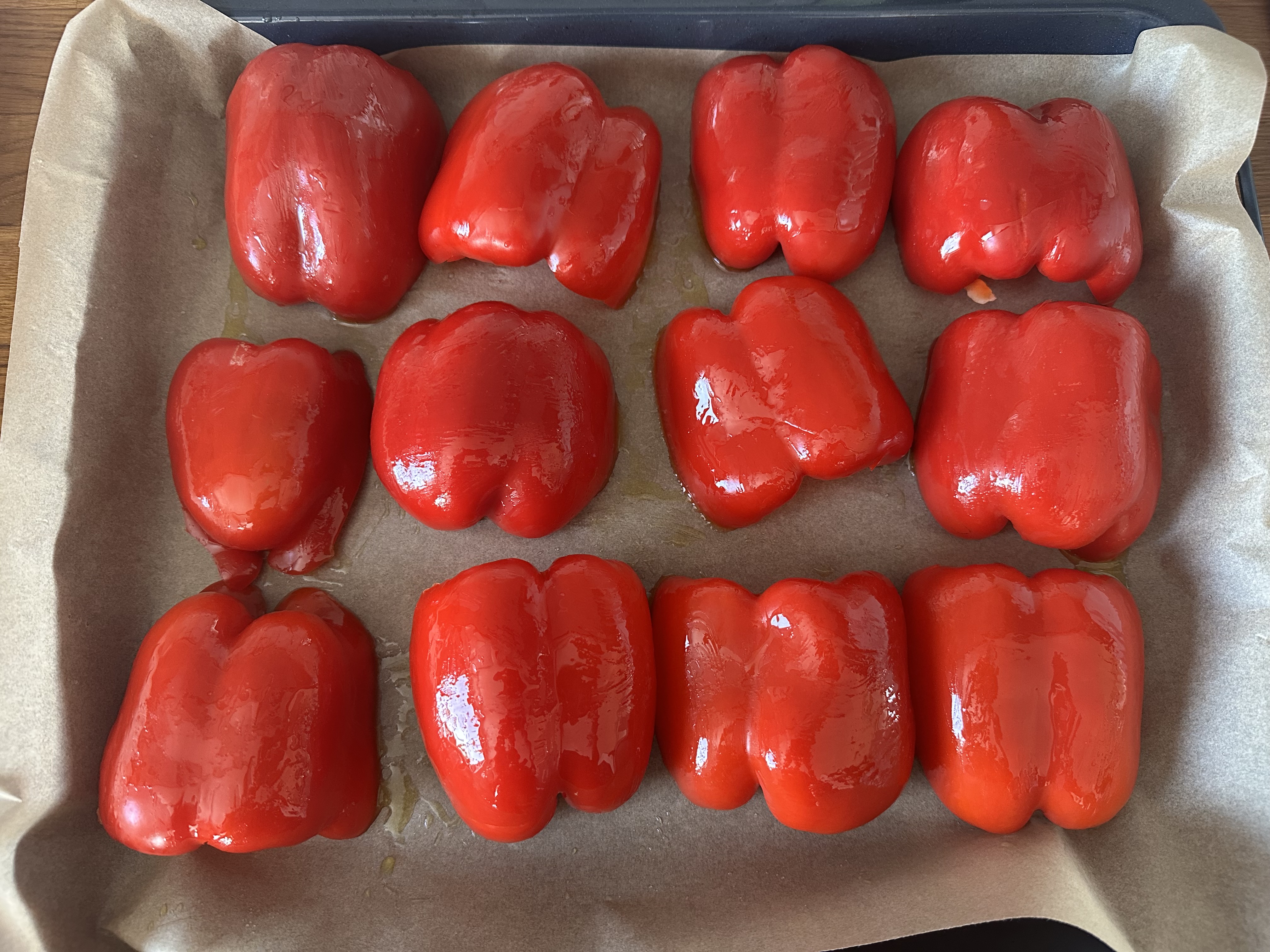 Papryki na blasze posmarowane oliwą z oliwek